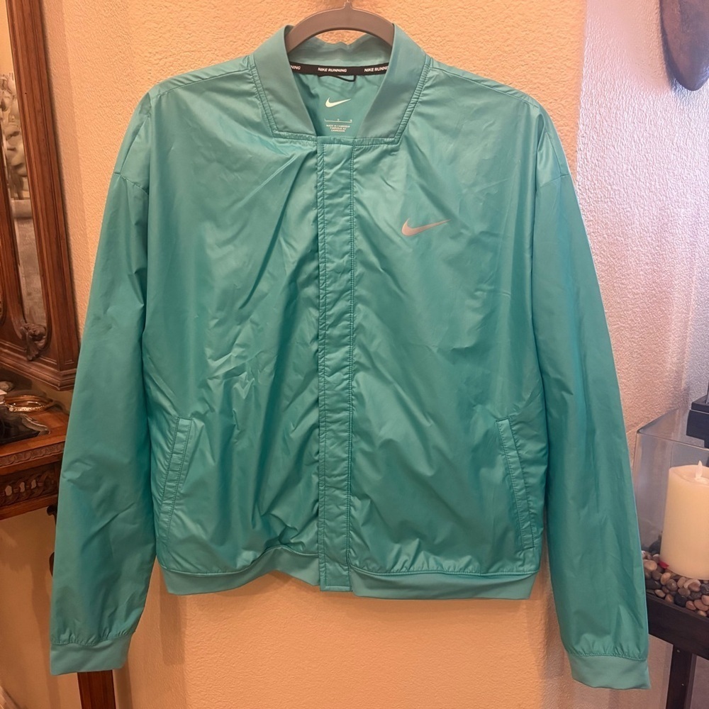 NIKE Women Green Swoosh Run Lightweight Jacket Size Large